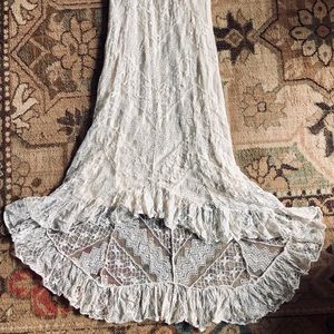 Form-fitting lace wedding dress